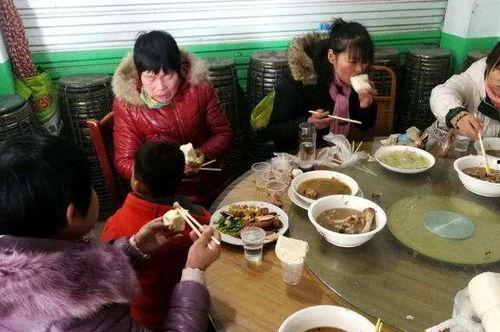 酒席吃瓜的大妈